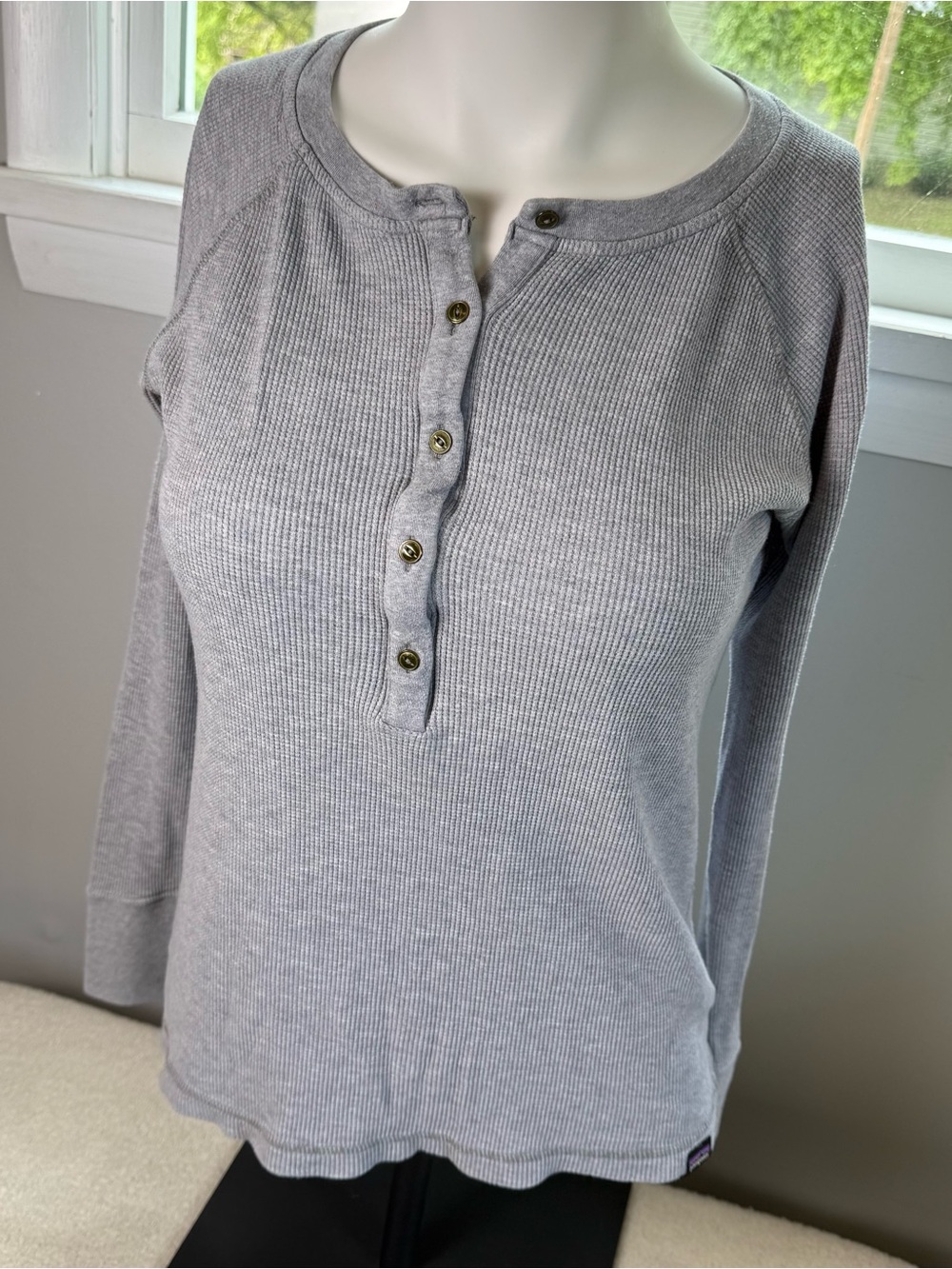 Patagonia Light Gray Waffle Knit Henley Long Sleeve Top Womens Size Small